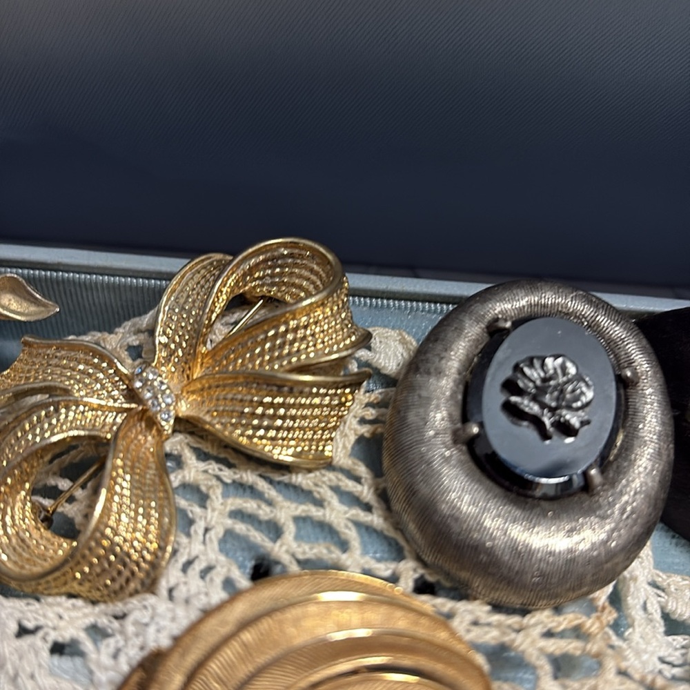 Vintage Brooch Set with Floral and Gold Designs
(9) - Picture 8 of 8